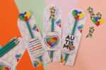 Card lápis e caneta - Abril Azul 2024 Autismo