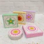 Caixa latinha simples + adesivo -FLORES E CORES