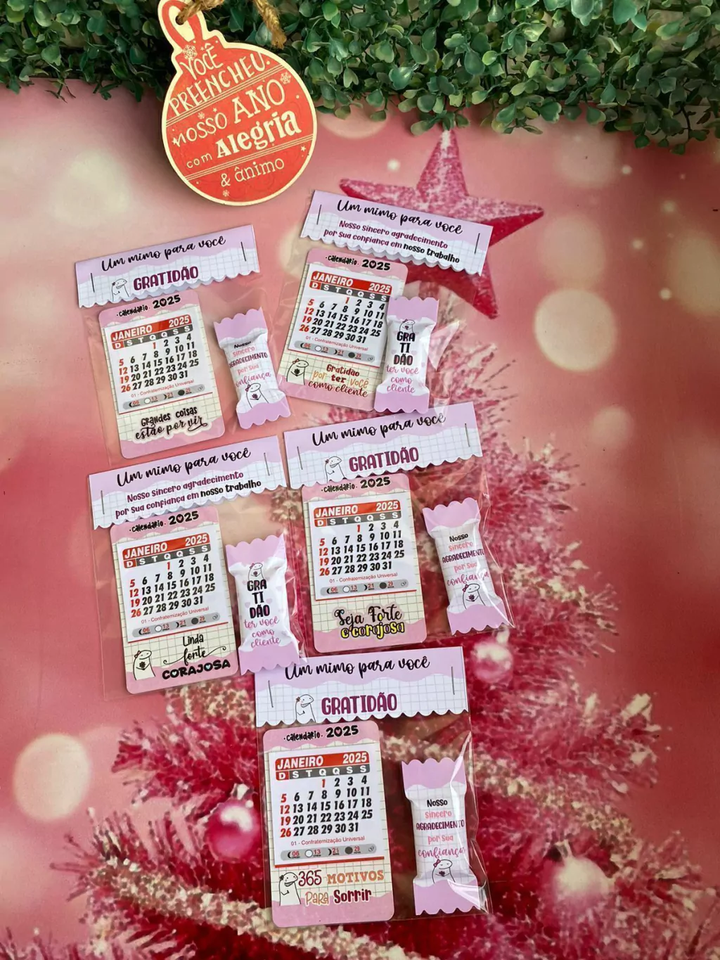 KIT CALENDÁRIO COM BALINHA E LAPELA_2026 Arquivo digital _ KIT CALENDÁRIO COM BALINHA E LAPELA_2026 - Imagem 1