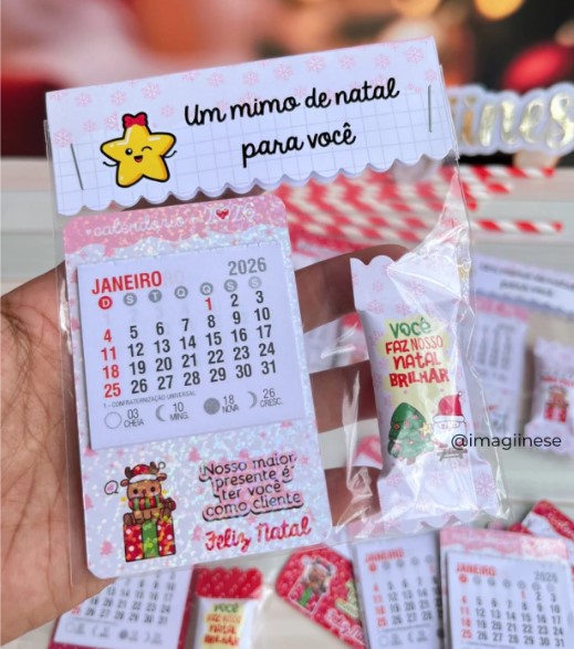 Arquivo digital _ KIT NATAL ROSA CALENDÁRIO COM BALINHA E LAPELA Arquivo digital _ KIT NATAL ROSA CALENDÁRIO COM BALINHA E LAPELA_2026 - Imagem 1