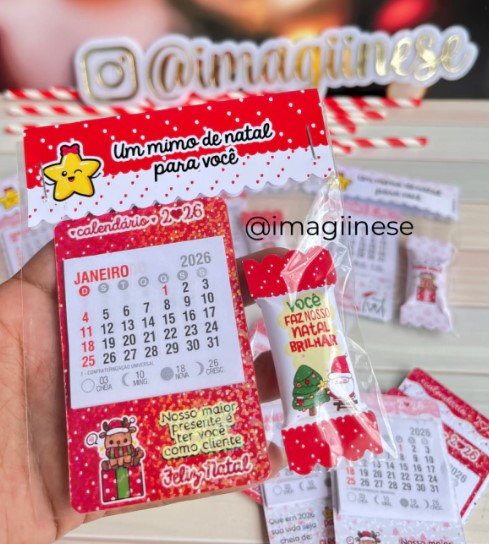 Arquivo digital _ KIT NATAL VERMELHO CALENDÁRIO COM BALINHA E LA Arquivo digital _ KIT NATAL VERMELHO CALENDÁRIO COM BALINHA E LAPELA_2026 - Imagem 1
