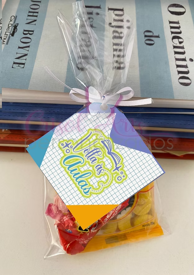Tags volta às aulas com fundo quadriculado Tags volta às aulas com fundo quadriculado - Imagem 1