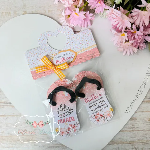 Chinelinho - Dia das Mulheres ARTE CHINELO DIA DAS MULHERES PARA XUXINHA 2026 - Imagem 1